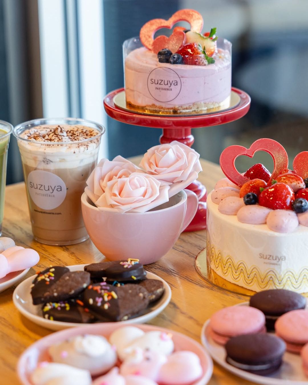Suzuya Patisserie display case