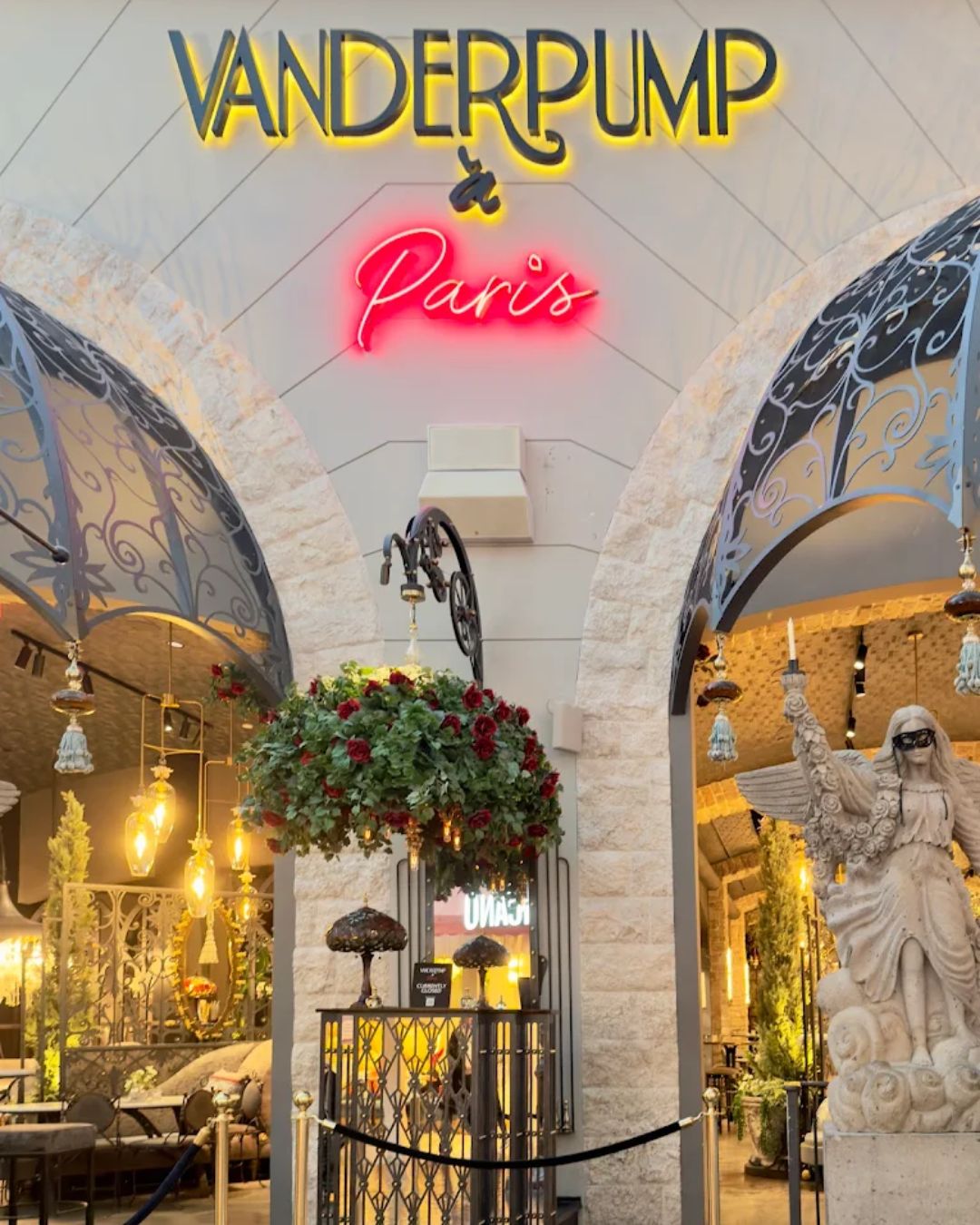 Vanderpump a Paris decor